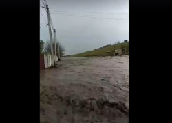 Неистовая горная река вместо проселочной дороги: жуткое наводнение в Бульбоках