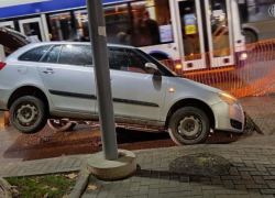 В столице автомобиль провалился в яму посреди дороги