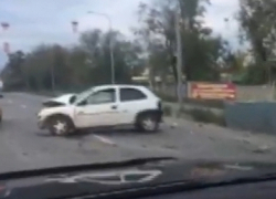 ДТП на въезде в Кишинев: Opel врезался в ограждение