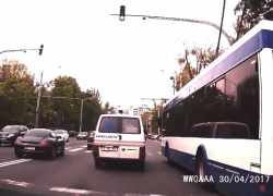 Есть Porshe - плевать на правила: лихача на люкс-авто засняли за опасной ездой