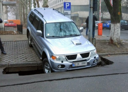 В Кишиневе внедорожник Mitsubishi провалился под землю напротив парламента