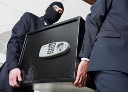 Под Комратом неудачливые грабители АЗС выбросили сейф с деньгами