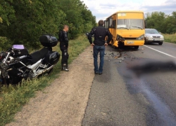 После столкновения с автобусом мотоциклист впал в кому, а затем скончался 