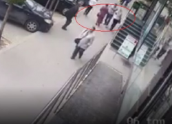 Психически нездоровый мужчина напал на женщин на Рышкановке средь бела дня