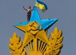 Опубликовано видео смертельного полета руфера, который раскрасил в украинские цвета звезду Кремля 