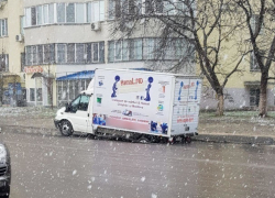 Провалившийся под асфальт в центре Кишинева грузовик сняли на видео