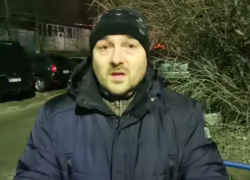 Мужчина хранит труп матери на балконе. Чиновники его "футболят" из-за справок