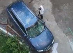 В Бендерах на припаркованный автомобиль упали окна с 9-го этажа