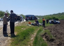 Два человека пострадали при столкновении автомобилей на трассе Кишинев - Резены