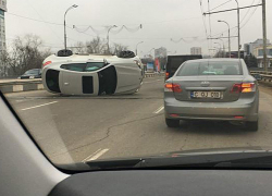 Роскошный автомобиль со спецсигналом перевернула "непростая" девушка в Кишиневе 
