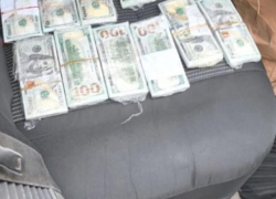 Задержан мужчина, пытавшийся вставить в банкоматы 100 000 фальшивых долларов