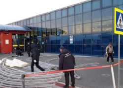 Летающую палатку у аэропорта демонтировали