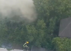 Охваченный огнем жилой дом напротив детского сада в Кишиневе сняли на видео