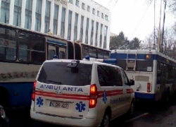 В результате ДТП с участием троллейбуса в центре Кишинева образовалась огромная пробка 