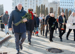 Депутаты блока «Победа» возложили цветы к мемориалу воинской славы «Вечность»