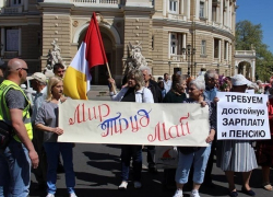 Женщина избила древком флага радикала, напавшего на пенсионеров на первомайском митинге в Одессе