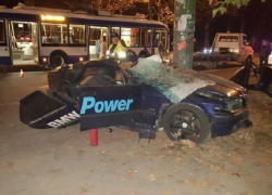 BMW с ночными гонщиками на огромной скорости врезался столб в центре Кишинева