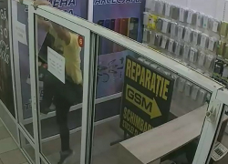 Охотник за айфонами залез в салон сотовой связи в центре Кишинева и попал на видео