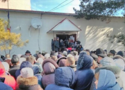 В Кошницу в автобусах привезли более 200 человек, заставляя их проголосовать за Шора за деньги