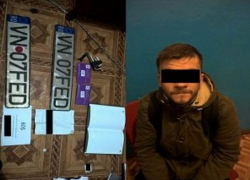 Молодой человек скручивал номера с припаркованных в Кишиневе автомобилей и продавал их владельцам за доллары
