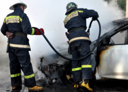 Микроавтобус и легковой автомобиль загорелись в Кишиневе: впечатляющее видео