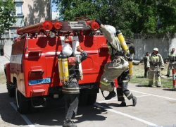 Грузовик с мебелью сгорел в гараже колледжа в Тирасполе
