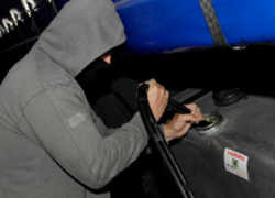 В Бешалме неизвестный слил 200 литров топлива из припаркованного на ночь грузовика