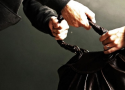 Вырвал сумку и рук и убежал: женщину ограбили на улице в Бельцах