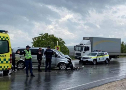 Под Пересечино Mercedes врезался в фуру, есть жертвы