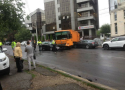 ДТП с КамАЗом и легковым авто заблокировало движение в центре Кишинева