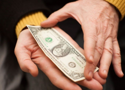 Под Слободзеей женщина получила долг крашенной бумагой