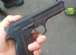 Мужчина приставил пистолет к голове продавщицы столичного рынка и потребовал выйти за него замуж