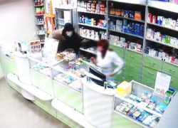Вооруженный бандит напал на женщину в столичной аптеке
