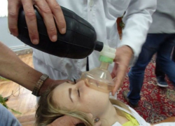 Супружеская пара и две женщины отравились угарным газом во время чистки орехов