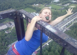  Молодая женщина после ссоры с любовником попыталась спрыгнуть с вышки в парке «Долина роз»