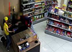 Мужчина похитил телефон у сотрудницы АЗС на Чеканах