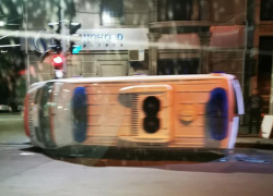 В перевернувшейся в столице машине скорой помощи находилась пациентка