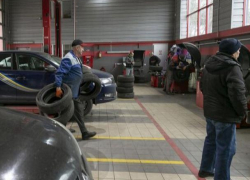 Автолюбители срочно меняют покрышки