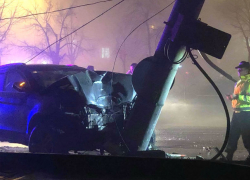 Автомобиль врезался в столб электропередач на Чеканах: пострадали три человека