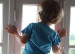 Ребенок вскарабкался по трубе на подоконник и выпал из окна в Слободзейском районе