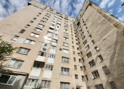 В Кишиневе мужчина упал с балкона 10-го этажа