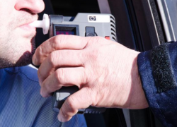 Полицейский устроил шоу со скандалом и отказом от алкотеста - он мог быть мертвецки пьян