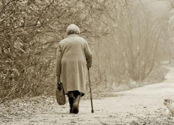 Подонок избил ногами бабушку, после чего та пыталась покончить с собой