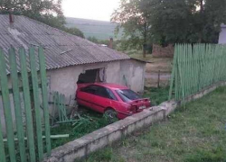 В Оргеевском районе нетрезвый водитель пробил автомобилем стену дома