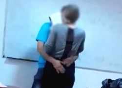 Кадры страстного поцелуя учителя с несовершеннолетней за проходной балл потрясли Румынию