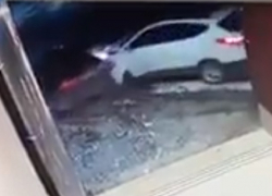 "Неуверенная" женщина за рулем Hyundai врезалась в автомобиль столичной девушки и сбежала 