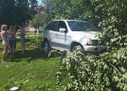 Водитель BMW на скорости внезапно въехал на детскую площадку в Унгенском районе