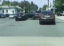 Авария по улице Букурешть попала в "прямой эфир" - водитель Porsche врезался в Renault