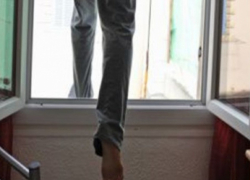 В Кишиневе подросток едва не выпал из окна на 8 этаже