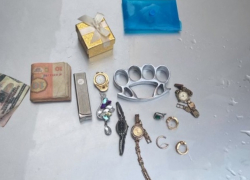 Группа молодых людей ограбила и избила старика